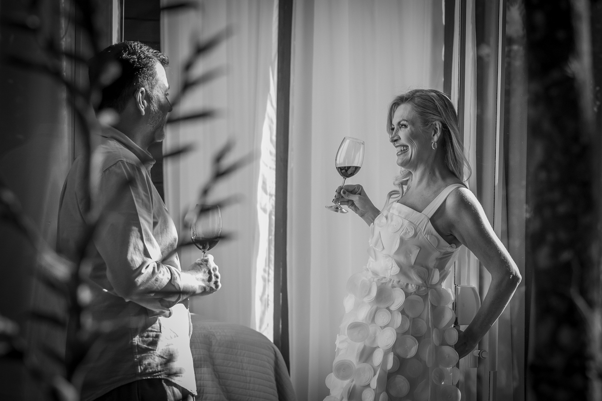 Casal brindando em um casamento