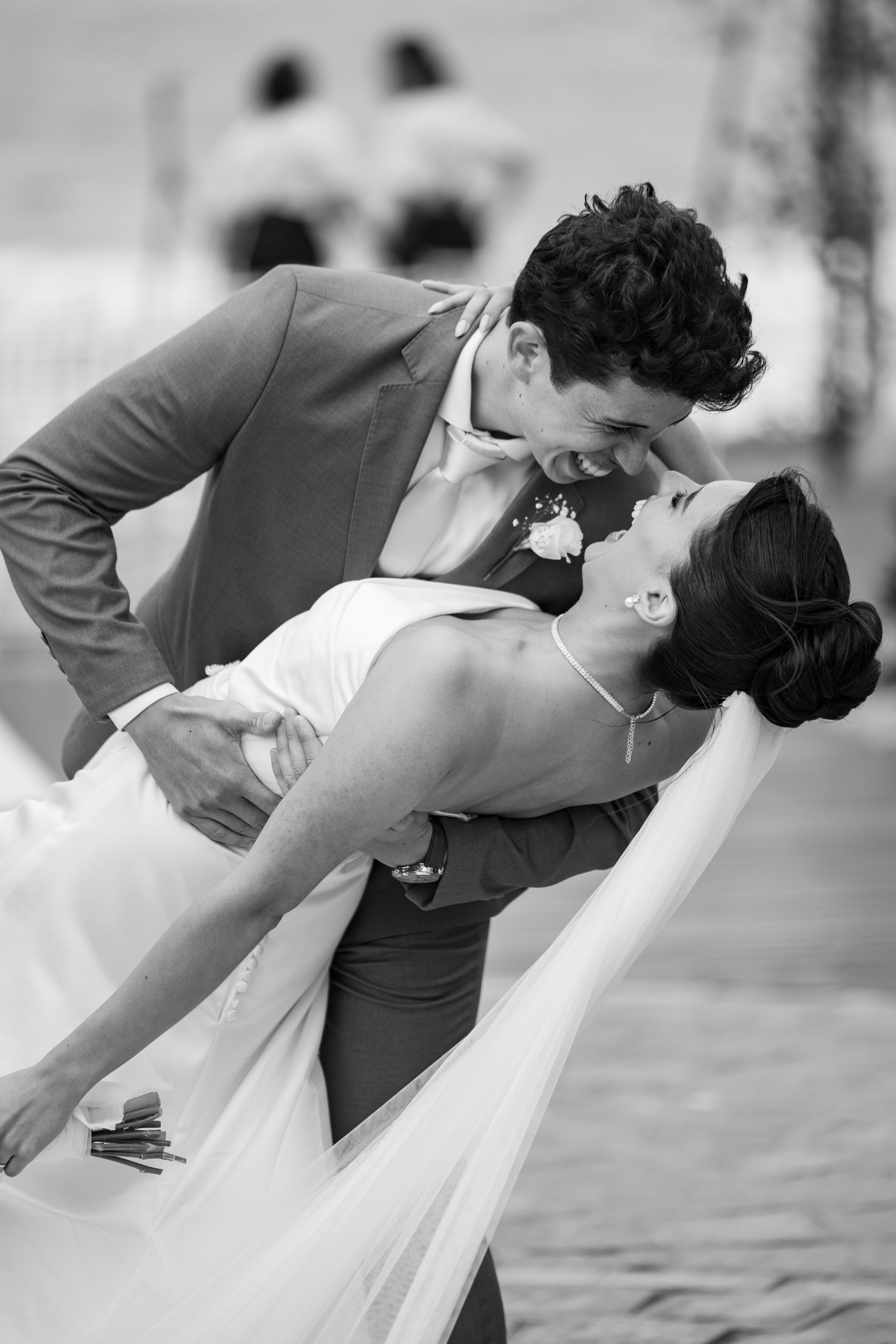 Casal em um momento espontâneo