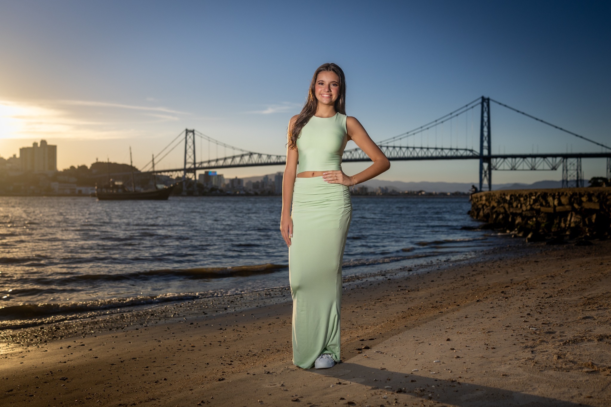Retrato em corpo inteiro ao pôr do sol, com composição e luz natural